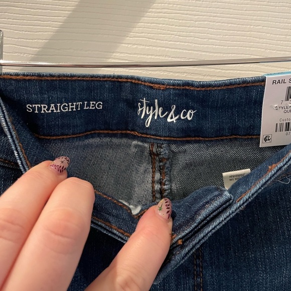 Woman’s straight leg jeans - Picture 2 of 5